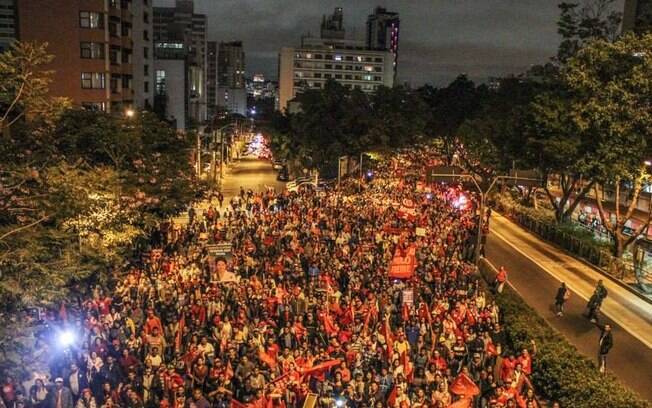 Dezenas de milhares de manifestantes caminham no mais recente ato do MTST, em 20 de agosto