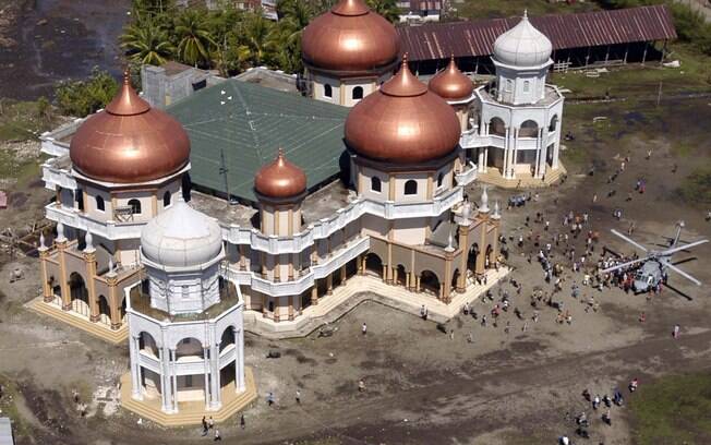 Mesquita Grand Baitul Makmur, em Meulaboh, após tsunami de 2004 que destruiu a Indonésia (arquivo). Foto: Wikimedia Commons