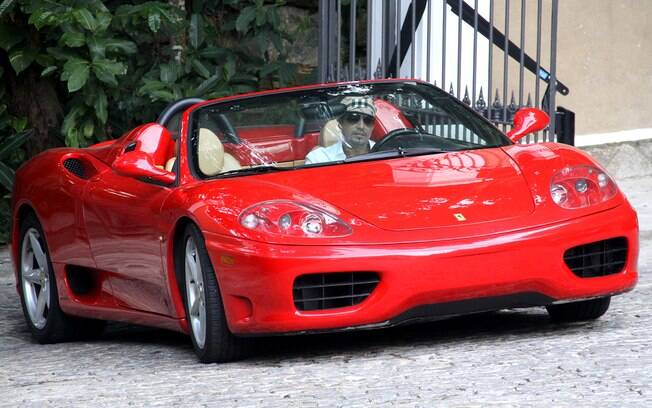 Latino dirige uma Ferrari vermelha em uma das cenas de seu novo clipe