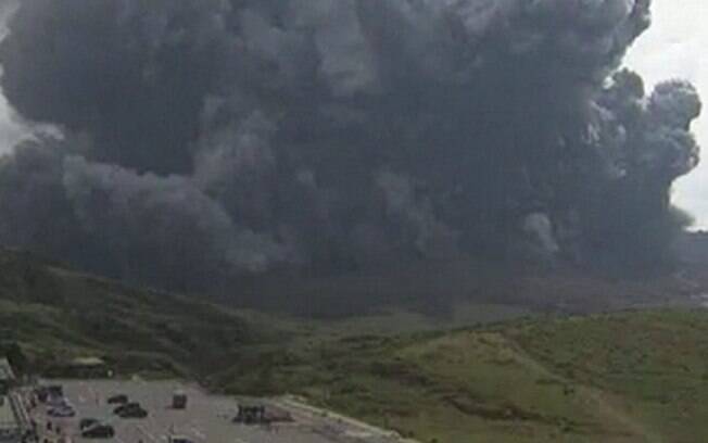 Vulcão entra em erupção inesperadamente em ilha japonesa