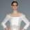 Ombros nus e cintura marcada dão leveza ao vestido de mangas longas, de Franc Sarabia. Foto: Divulgação/Barcelona Bridal Week