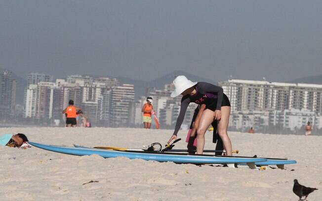 Bárbara Paz pratica stand up paddle no Rio