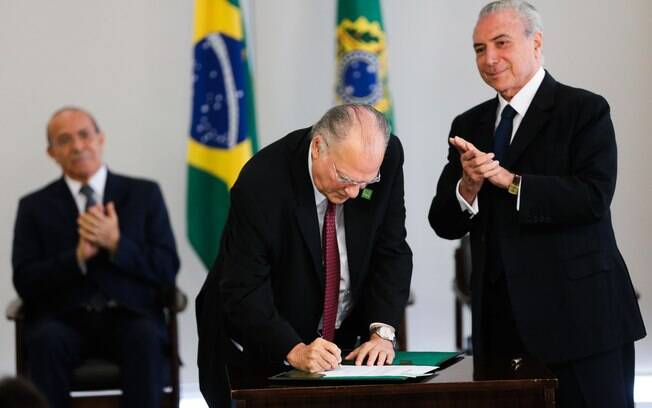 Novo ministro da Cultura, Roberto Freire assina termo de posse ao lado de Temer; ao fundo, o ministro Eliseu Padilha