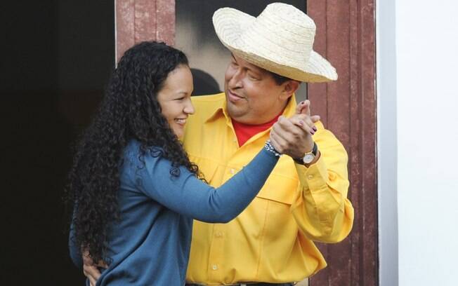 Chávez dança com sua filha na varanda do palácio presidencial em julho de 2011