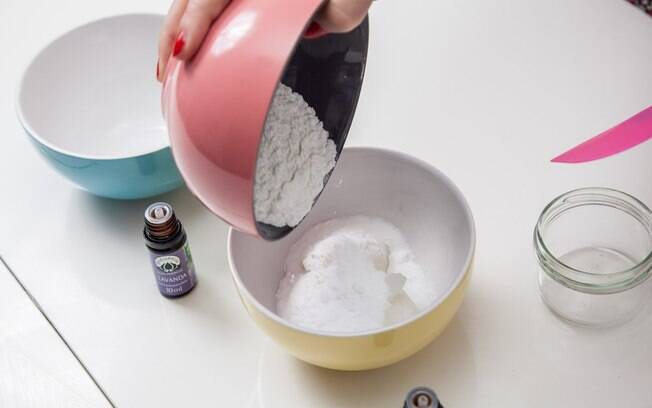 Misture os ingredientes, um por um, em um pote ou tigela