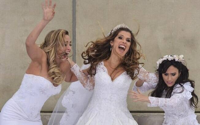 Ingrid Guimarães, Suzana Pires e Tatá Werneck disputam o mesmo homem em 'Loucas Pra Casar' (2015). Foto: Divulgação