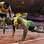 Após conquistar o bicampeonato dos 200 m, Bolt brincou, fazendo flexões de braço na pista. Foto: David J. Phillip/AP