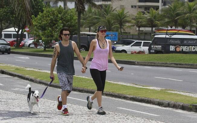 Ellen Jabour aproveitou a tarde de sábado (14), dia em que completou 36 anos, para caminhar com o namorado, o músico Jonathan Correa, pelo Rio de Janeiro 
