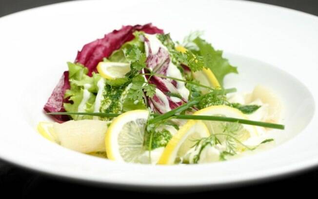 Receita de Carpaccio de bacalhau com mesclado de folhas e creme azedo de limão siciliano com coentro