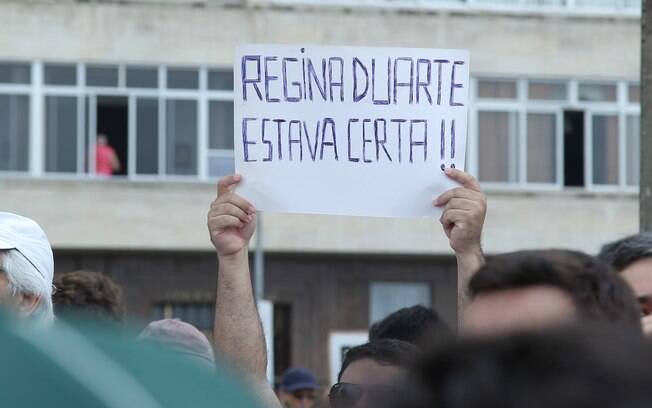 Manifestante ergue cartaz, durante protesto contra o governo Dilma, em Copacabana, Rio de Janeiro. Foto: Marcello Sá Barretto / AgNews