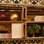 Partes de coleções literárias foram colocadas  juntas na estante feita com caixas de feira. Foto: Bruna Bessi, iG São Paulo