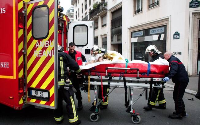 Ataque a sede de revista em Paris deixa ao menos 12 mortos. Veja imagens
