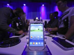 Concorrência com aparelhos da Samsung, como Galaxy S III, podem ter motivado busca por tela mais fina no iPhone 5