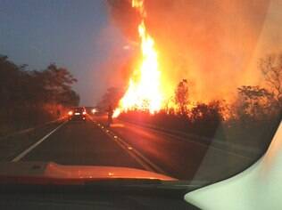 Mata seca favorece a ocorrência de incêndios frequentes. Bombeiros interditaram um dos lados a pista para os carros passarem rapidamente