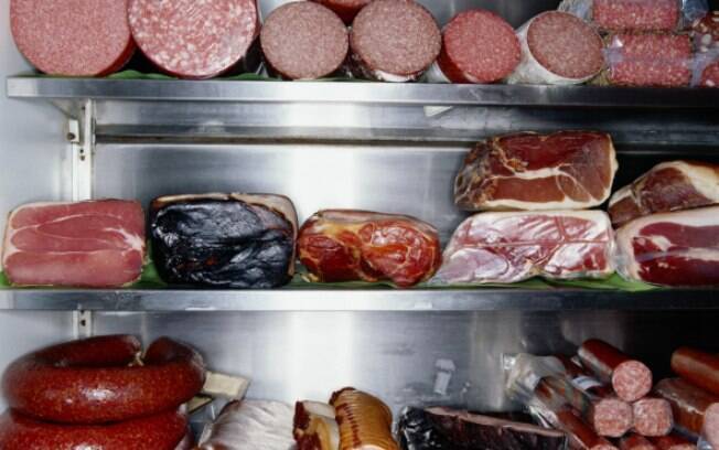 Risco de desenvolver câncer aumenta conforme a quantidade de carne consumida diariamente
