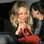 Cameron Diaz foi ajudada por uma amiga ao deixar um bar em Londres ao qual foi com Jude Law, em 2009. Foto: Grosby Group / BrainPix / Getty Images / Reprodução