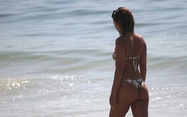 Banhista aproveita o forte calor na praia de Copacabana, no Rio de Janeiro, nesta quarta-feira (05/02)