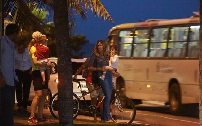 Angélica, Huck e Grazi Massafera passeiam com as filhas no Rio