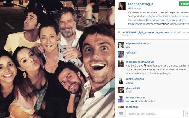 Sabrina Petraglia, que interpreta Itália na trama das 19h, posta foto de despedida com elenco de 'Alto Astral'