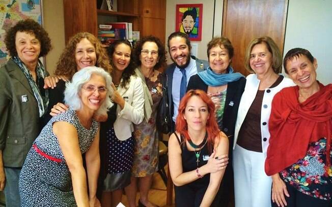 Jean Wyllys recebe da senadora uruguaia Constanza Moreira e de um grupo de feministas brasileiras um abaixo-assinado em defesa da descriminalização do aborto.