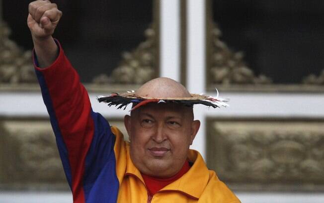 Chávez coloca 'chapéu da cura' oferecido por índia durante cerimônia em Caracas em setembro de 2011