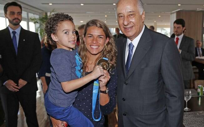 Nesta quinta, Tamires visitou a sede da CBF com sua medalha de ouro