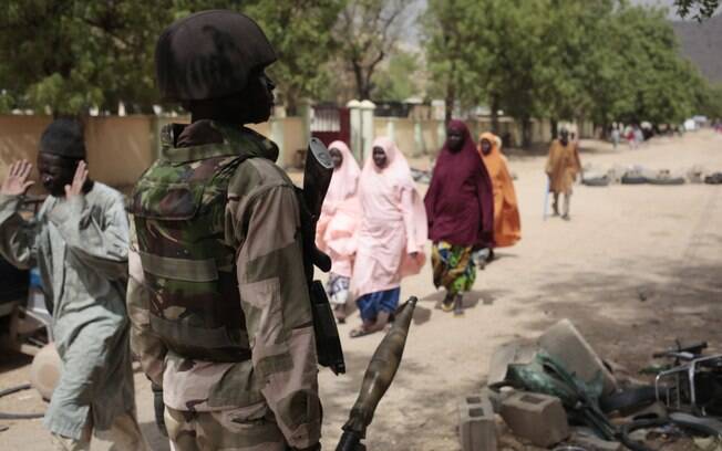 Civis passam por posto de controlo com soldados nigerianos em Gwoza, Nigéria (8/04)