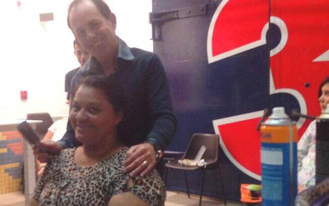 Selma Luiz ganha uma escovada nos cabelos após maquiagem