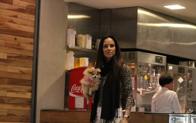 Ana Furtado circula com seu mascote pelo centro de compras