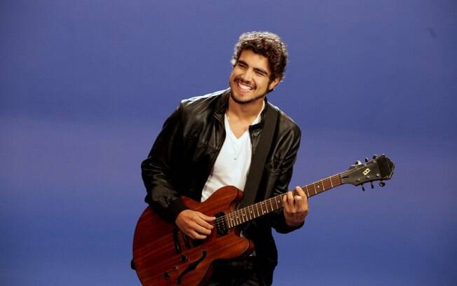 Caio Castro participa do clipe de Ana Clara