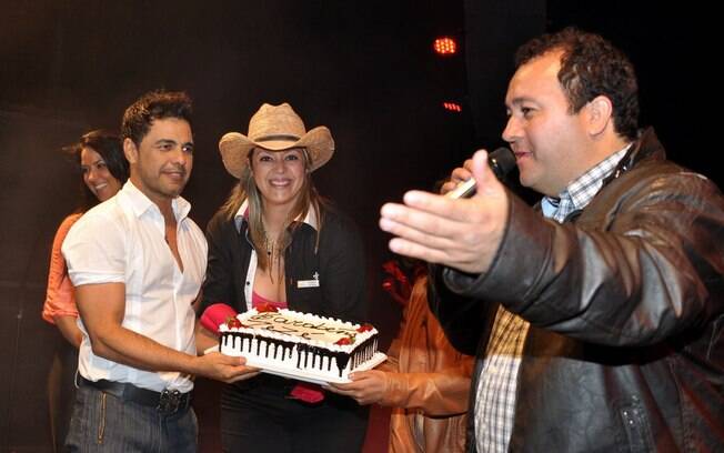 Zezé Di Camargo ganha bolo e homenageia namorada ao completar 52 anos 