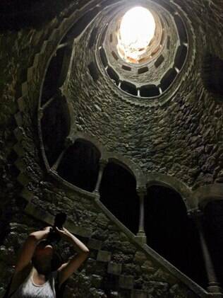 Escada em caracol que leva ao topo de uma das torres da Quinta da Regaleira