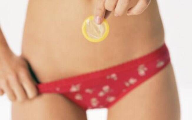 A camisinha deve ser colocada pouco antes do contato entre o pênis e a vagina