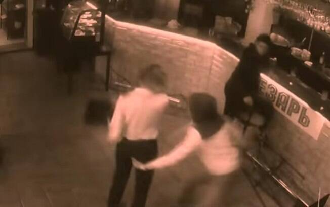 Momento em que cliente agarra bumbum da garçonete, que não deixa o abuso barato