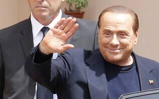 Berlusconi começa a cumprir pena de serviço comunitário em asilo da Itália