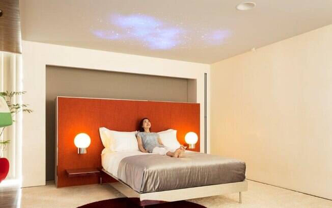 Uma rede de LEDs permite recriar um céu de estrelas sobre a cama