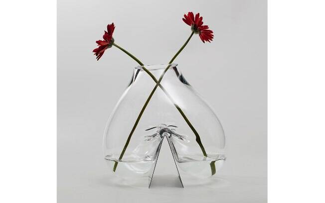 Vaso de vidro da Ota Design cria dois nichos com divisão no centro (Paralela Gift)