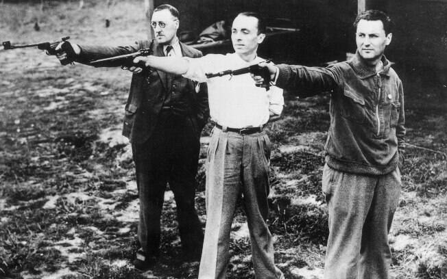 A equipe francesa de tiro com pistola, na distância de 50m. (esq à dir.): : Bonin, R. Stephen y J. Mazoyer.
