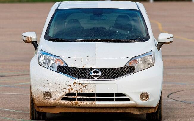 Nissan Note com pintura que repele água e lama na metade do lado direito