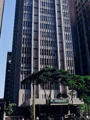 Edifício brutalista projetado por Carlos Bratke na avenida Paulista