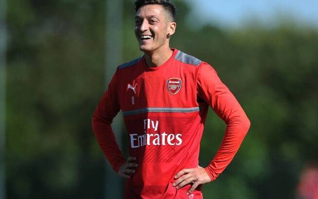 O meio Özil sorri durante treino do seu clube, o Arsenal