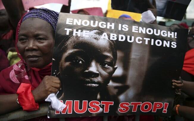 Mulher segura cartaz durante manifestação sobre o sequestro das meninas de uma escola em Chibok, Nigéria (5/05). Foto: Reuters