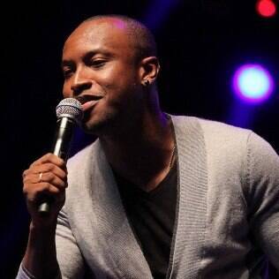 Thiaguinho curte show de Bruno e Marrone e canta com a dupla
