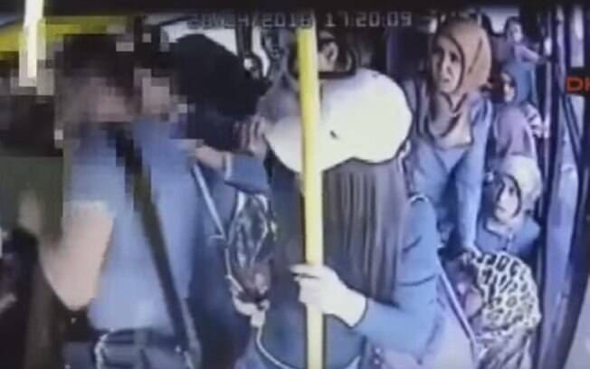 O homem de blusa azul foi flagrado abusando de uma mulher no ônibus 