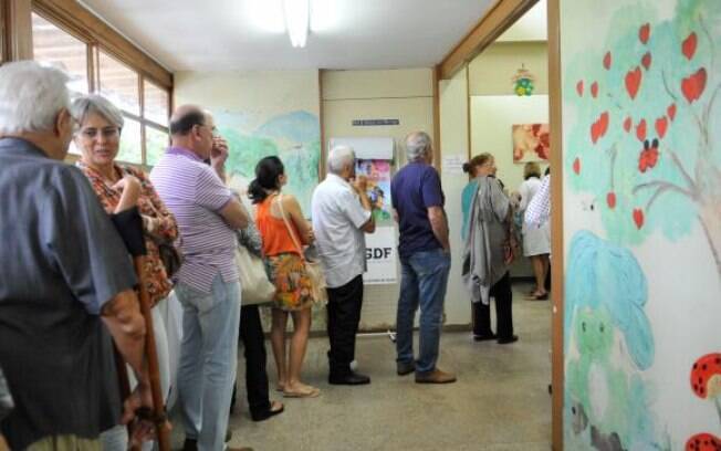Fila para receber a vacina distribuída pelo governo contra a gripe em posto de saúde em Braília