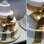 Se a noiva ainda quiser andares, pode caprichar em um detalhe moderno: laço dourado no bolo de casamento. De Danielle Andrade. Foto: Divulgação