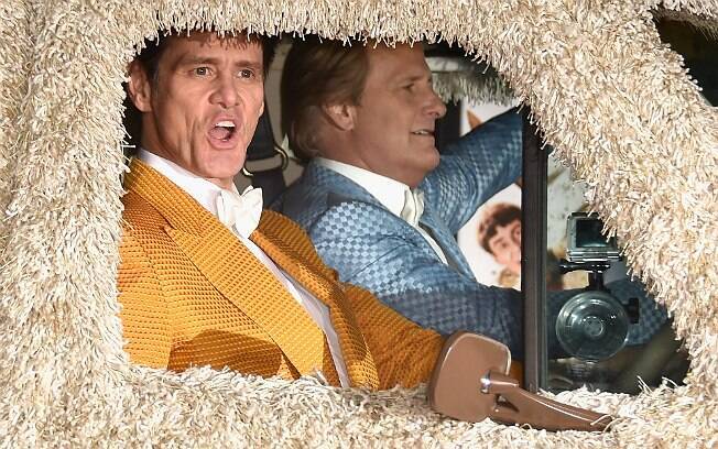20 anos após o primeiro filme, Lloyd Christmas (Jim Carrey) e Harry Dunne (Jeff Daniels) voltaram