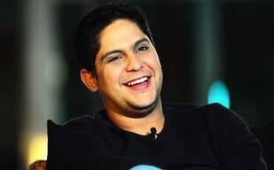 Jorge, da dupla Jorge e Mateus, se irrita com fãs em aeroporto