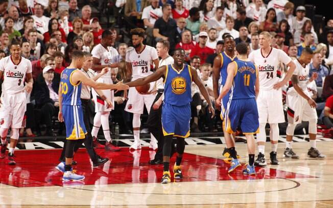 Curry voltou e fez 40 pontos, 17 na prorrogação, e agora Warriors lidera série semifinal por 3 a 1 