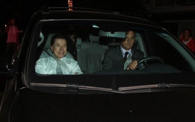 Silvio Santos chegou com seu motorista e a mulher Iris Abravanel...